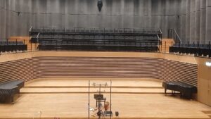 Sala koncertowa PSM w Jastrzębiu-Zdroju z mikrofonami na scenie przed sesją nagraniową