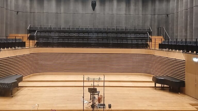 Sala koncertowa PSM w Jastrzębiu-Zdroju z mikrofonami na scenie przed sesją nagraniową