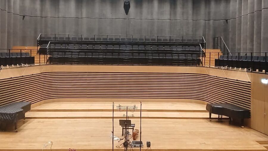 Sala koncertowa PSM w Jastrzębiu-Zdroju z mikrofonami na scenie przed sesją nagraniową
